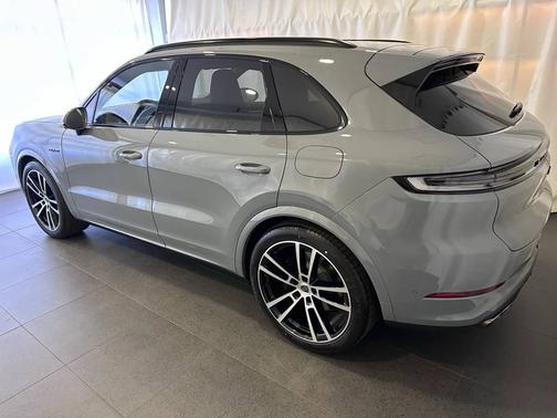Arctic Grey 2025 Porsche Cayenne