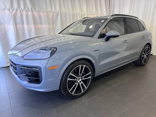 Arctic Grey 2025 Porsche Cayenne