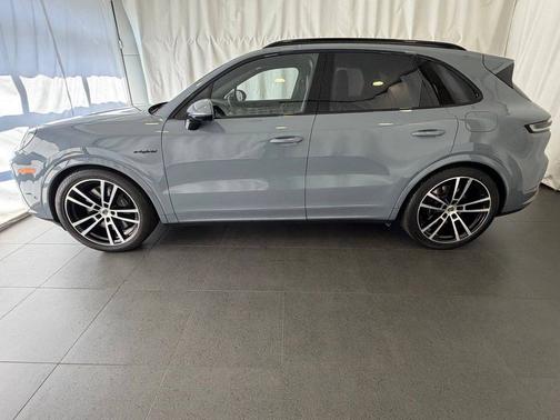 Arctic Grey 2025 Porsche Cayenne