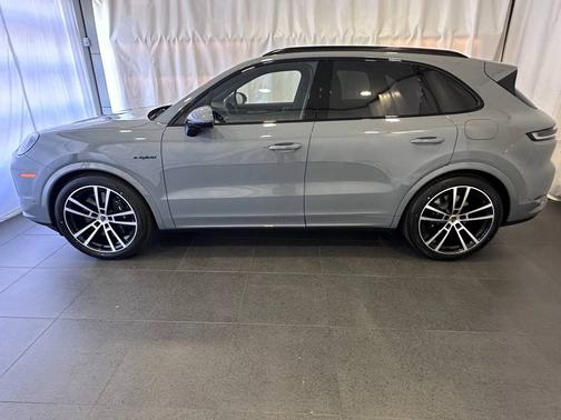 Arctic Grey 2025 Porsche Cayenne