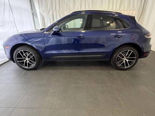 Gentian Blue Metallic 2026 Porsche Macan