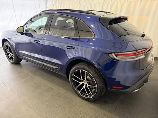 Gentian Blue Metallic 2026 Porsche Macan