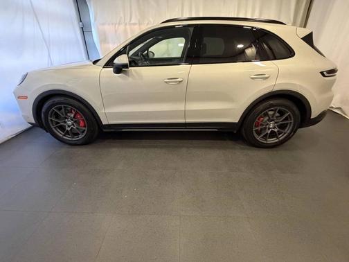 Cashmere Beige Metallic 2025 Porsche Cayenne