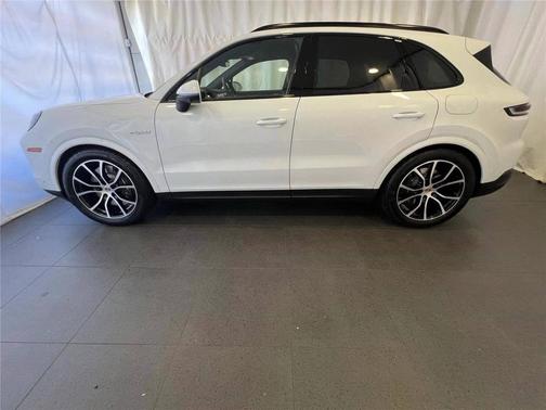 Carrara White Metallic 2026 Porsche Cayenne