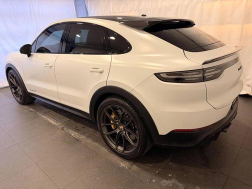 Carrara White Metallic 2022 Porsche Cayenne