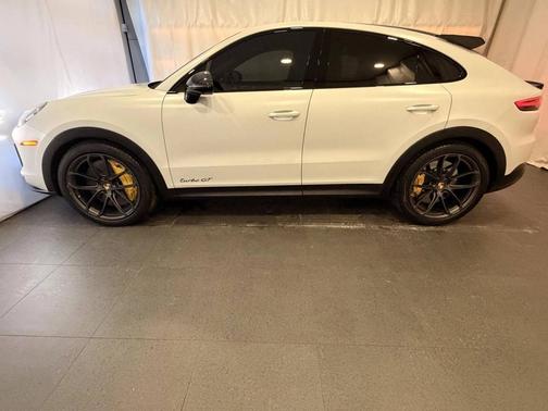 Carrara White Metallic 2022 Porsche Cayenne