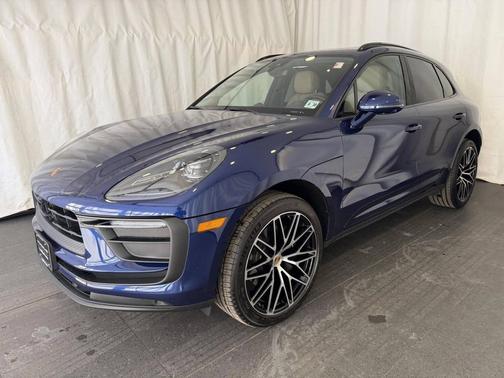 Gentian Blue Metallic 2025 Porsche Macan