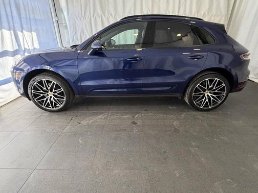 Gentian Blue Metallic 2025 Porsche Macan