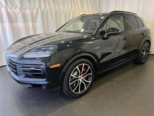 Chromite Black Metallic 2026 Porsche Cayenne