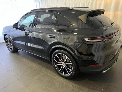 Chromite Black Metallic 2026 Porsche Cayenne