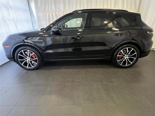 Chromite Black Metallic 2026 Porsche Cayenne