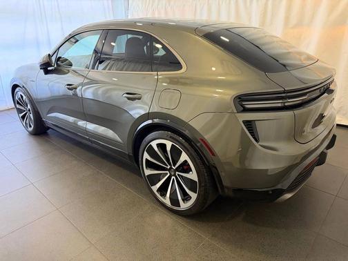 Aventurine Green Metallic 2025 Porsche Macan