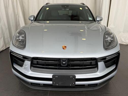 Dolomite Silver Metallic 2026 Porsche Macan Base