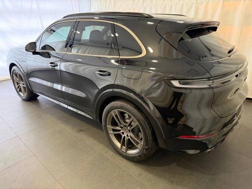 Chromite Black Metallic 2025 Porsche Cayenne