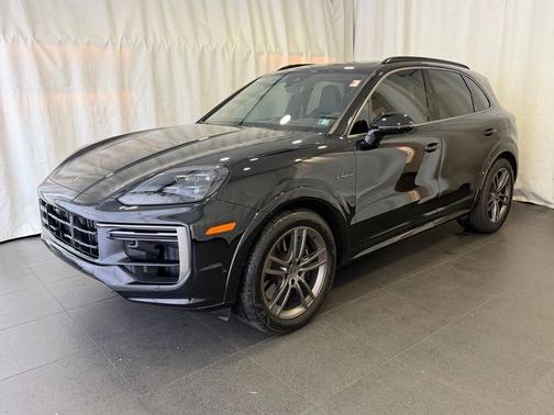 Chromite Black Metallic 2025 Porsche Cayenne