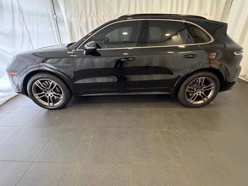 Chromite Black Metallic 2025 Porsche Cayenne