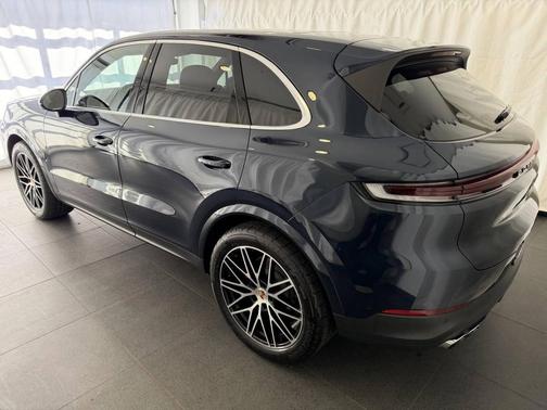 Algarve Blue Metallic 2025 Porsche Cayenne