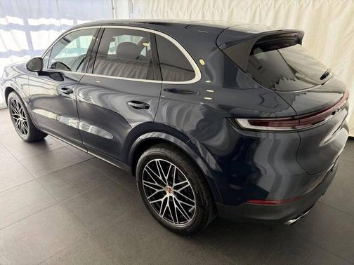 Algarve Blue Metallic 2025 Porsche Cayenne