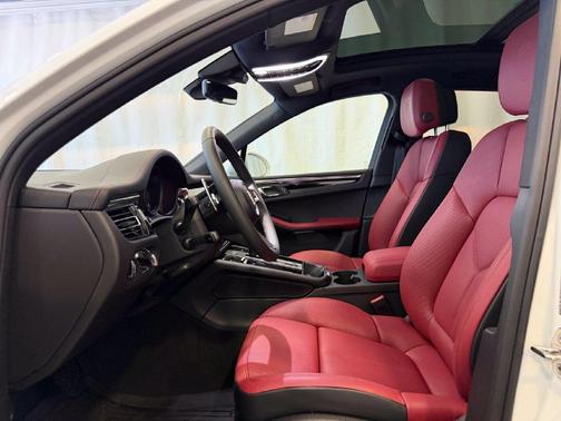 0Q0Q 2026 Porsche Macan Base