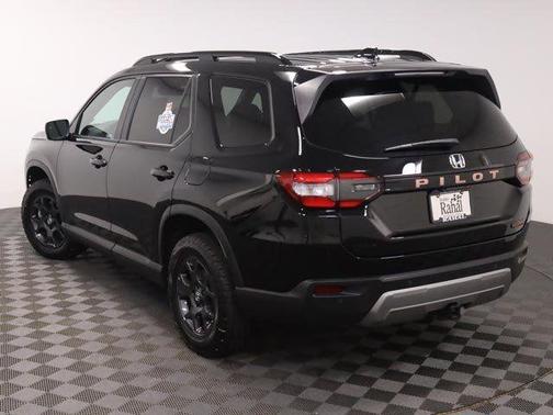 Crystal Black Pearl 2026 Honda Pilot TrailSport