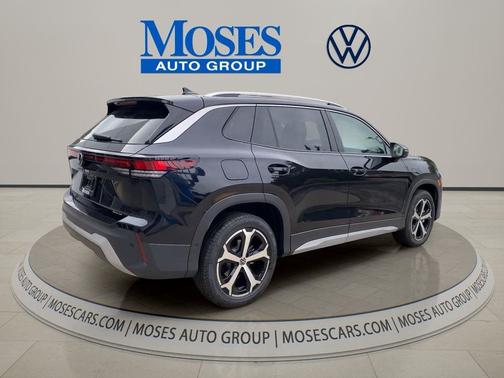 deep black pearl 2026 Volkswagen Tiguan 2.0T SE