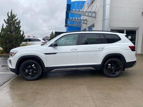 Opal White Pearl 2026 Volkswagen Atlas Peak Edition