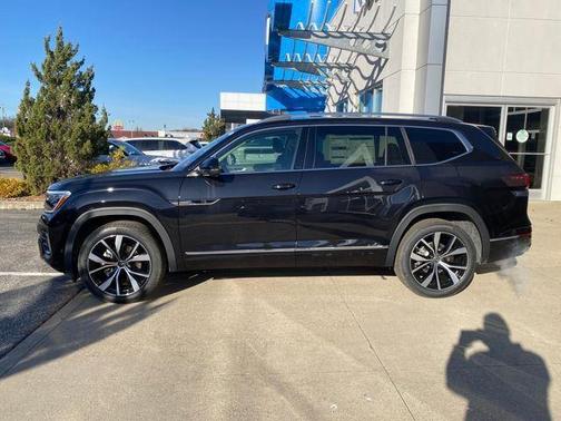 deep black pearl 2026 Volkswagen Atlas 2.0T SEL Premium R-Line 4MOTION