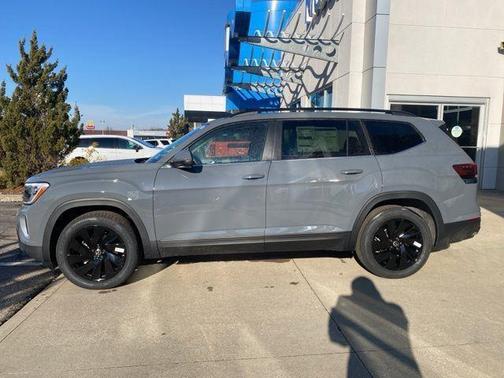 Pure Gray 2026 Volkswagen Atlas 2.0T SE w/Technology 4MOTION