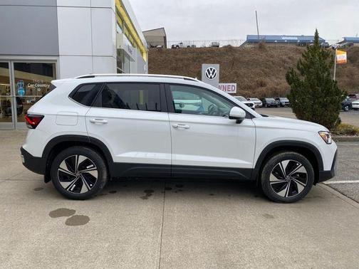 Pure White 2026 Volkswagen Taos SE