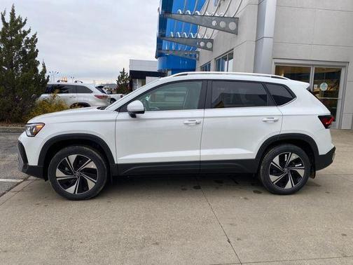 Pure White 2026 Volkswagen Taos SE