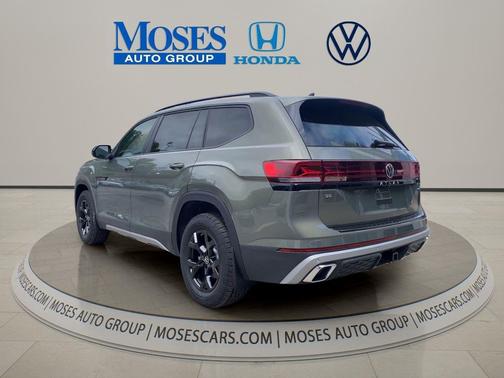 avocado green pearl 2026 Volkswagen Atlas Peak Edition