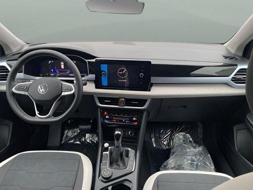 Pure White 2026 Volkswagen Taos SE
