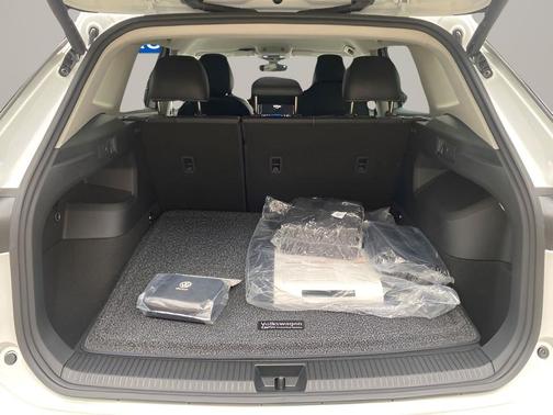 pure white 2026 Volkswagen Tiguan 2.0T SE 4MOTION