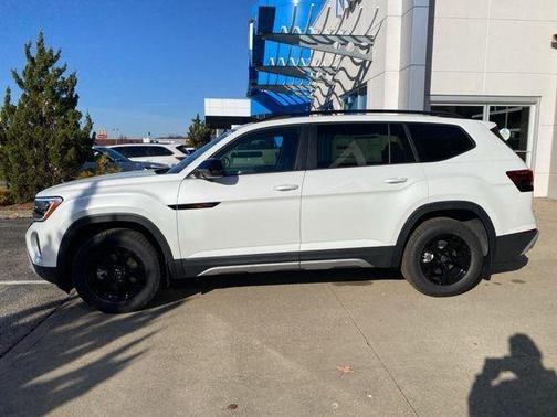Opal White Pearl 2026 Volkswagen Atlas Peak Edition