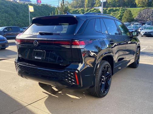 Deep Black Pearl 2026 Volkswagen Tiguan 2.0T SE R-Line Black 4MOTION