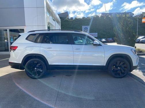 Opal White Pearl 2026 Volkswagen Atlas 2.0T SE w/Technology 4MOTION