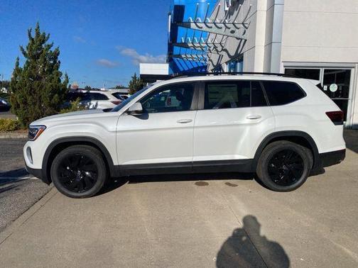 Opal White Pearl 2026 Volkswagen Atlas 2.0T SE w/Technology 4MOTION