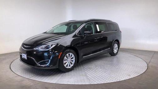 Photo 4 of 27 of 2018 Chrysler Pacifica Touring-L Plus