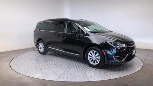 Photo 2 of 27 of 2018 Chrysler Pacifica Touring-L Plus
