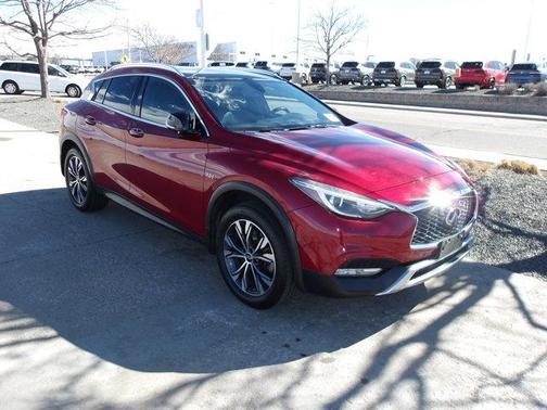 2017 INFINITI QX30 Premium