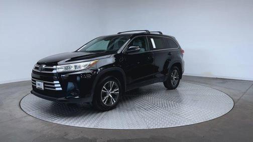Midnight Black Metallic 2017 Toyota Highlander LE
