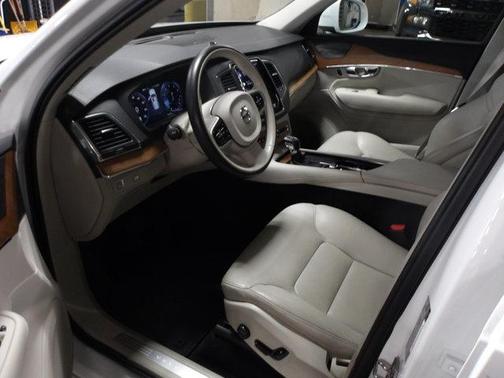 2021 Volvo XC90 T6 Momentum 7 Passenger