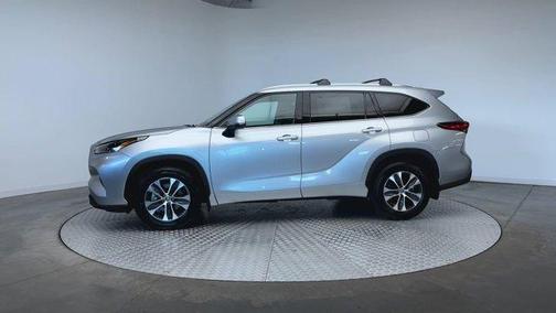 Celestial Silver Metallic 2021 Toyota Highlander XLE