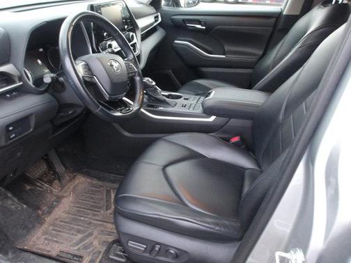 Celestial Silver Metallic 2021 Toyota Highlander XLE