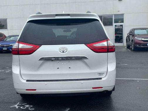 Blizzard Pearl 2017 Toyota Sienna Limited Premium