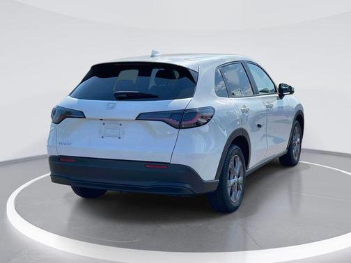 Platinum White Pearl 2026 Honda HR-V LX