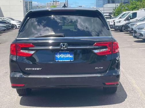 Crystal Black Pearl 2023 Honda Odyssey Elite