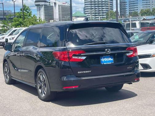 Crystal Black Pearl 2023 Honda Odyssey Elite