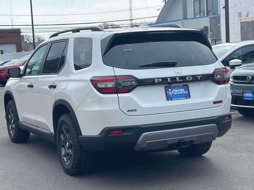 Platinum White Pearl 2026 Honda Pilot TrailSport