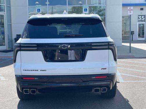 Summit White 2024 Chevrolet Traverse RS